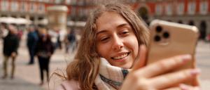 Das ist Alina Volik. Sie dokumentierte die russische Invasion via TikTok, bevor sie das Land verließ. Jetzt versucht sie, sich ein neues Leben in Madrid aufzubauen.