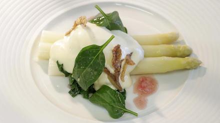 „Spargel, pochiertes Landei, Kartoffelschaum, Spinat“ von Sonja Frühsammer.