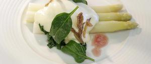 „Spargel, pochiertes Landei, Kartoffelschaum, Spinat“ von Sonja Frühsammer.