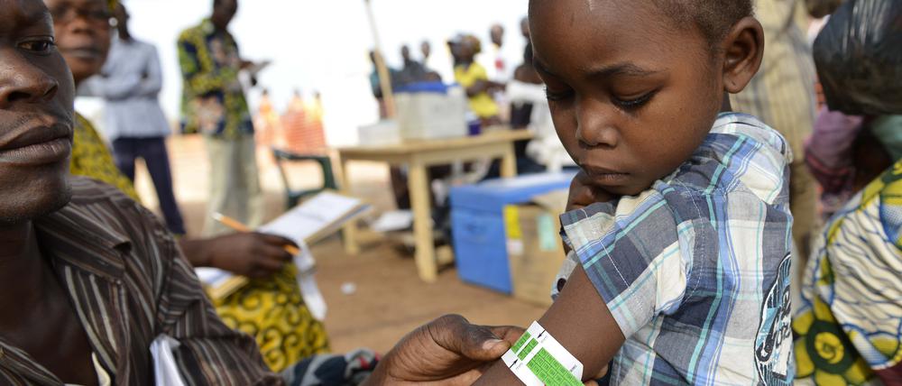 Impfkampagnen, wie hier von „Ärzte ohne Grenzen“ in der Hauptstadt der Zentralafrikanischen Republik Bangui vor Corona, wurden während der Covid-19-Pandemie vielfach unterbrochen - was das Leben vieler tausend Kinder gefährdet. 
