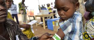 Impfkampagnen, wie hier von „Ärzte ohne Grenzen“ in der Hauptstadt der Zentralafrikanischen Republik Bangui vor Corona, wurden während der Covid-19-Pandemie vielfach unterbrochen - was das Leben vieler tausend Kinder gefährdet.