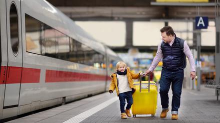 Ob packen oder Kofferziehen – Kinder wollen gerne bei der Urlaubsvorbereitung beteiligt werden.