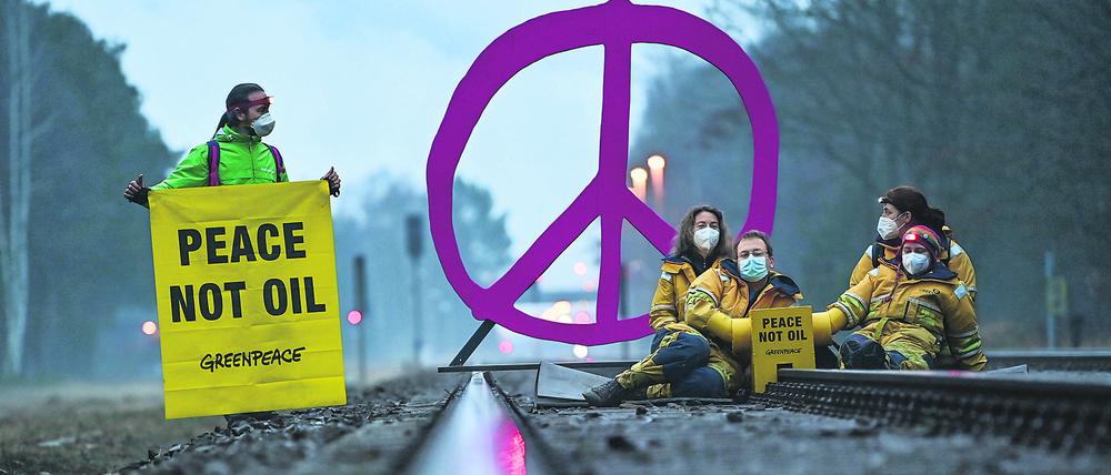 Aktivisten von Greenpeace demonstrierten Mitte März an der Erdölraffinerie der PCK-Raffinerie in Schwedt.