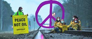 Aktivisten von Greenpeace demonstrierten Mitte März an der Erdölraffinerie der PCK-Raffinerie in Schwedt.