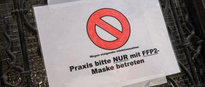 Berlins Arztpraxen befinden sich seit zwei Jahren im Corona-Modus.