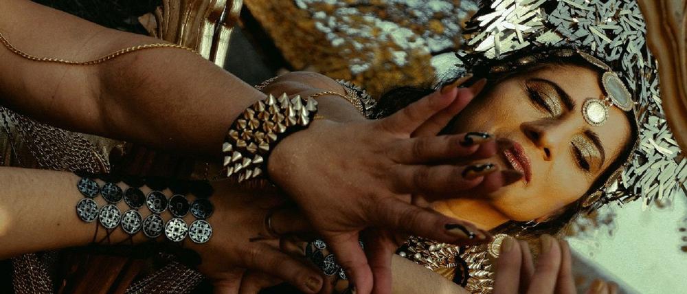 Szene aus Mihaela Dragans Film „The Future Is A Safe Place Hidden In My Braids“ über alte Mythen, neue Zaubersprüche und ewigen Rassismus.