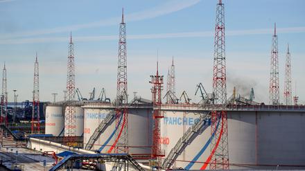 Tanks von Transneft, einem staatlichen russischen Unternehmen, im Ölterminal im russischen Ust-Luga.