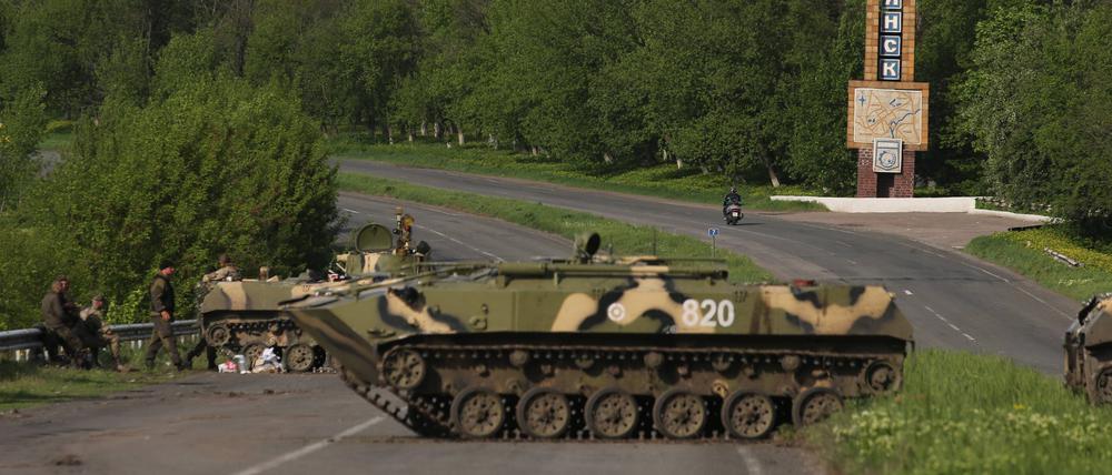 Ein Panzer steht auf der Schnellstraße H20 zwischen Slowjansk und Kramatorsk im Donbass, 2014.