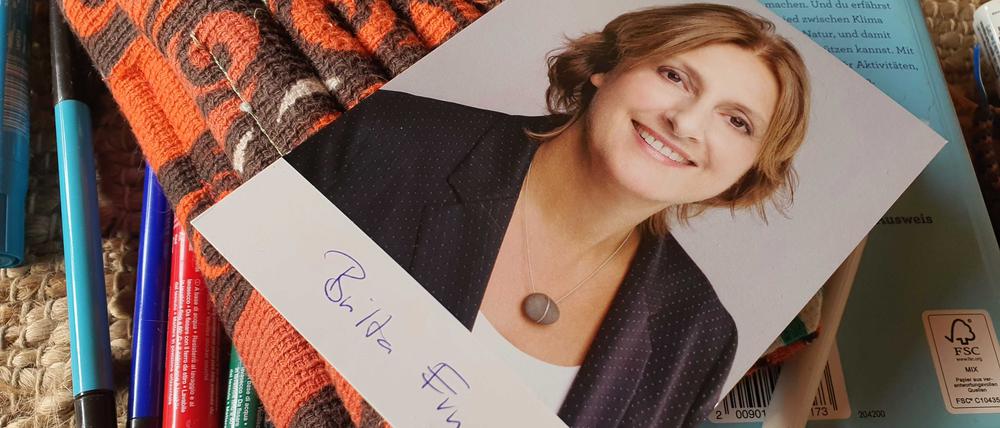 Fast alle Ministerinnen und Minister im Brandenburger Kabinett haben Autogrammkarten parat. Aber keine der signierten Bilder im Postkartenformat wird so oft nachgefragt wie die der SPD-Politikerin Britta Ernst.