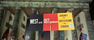 Rund eine Million Menschen feierten in der Nacht des 3. Oktober 1990 in Berlin die wiedergewonnene deutsche Einheit.