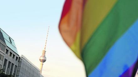 Die Regenbogenfahne am Alexanderplatz.