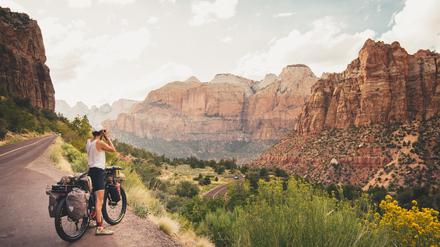 Der Niederländer Martijn Doolaard blickt auf eine Berglandschaft im Zion-Nationalpark Utah.