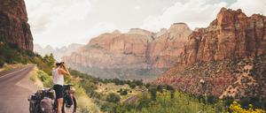 Der Niederländer Martijn Doolaard blickt auf eine Berglandschaft im Zion-Nationalpark Utah.