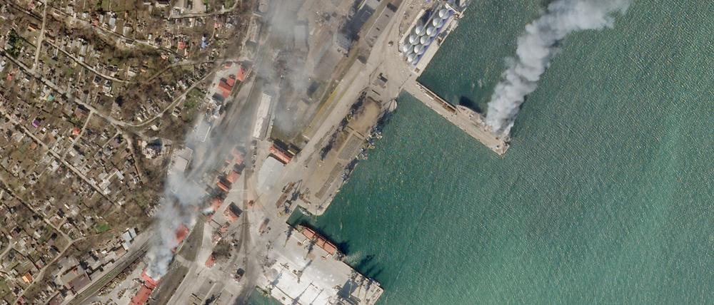 Dieses von Planet Labs PBC herausgegebene Satellitenfoto zeigt ein brennendes ukrainisches Marineschiff sowie ein brennendes nahe gelegenes Gebäude in der belagerten Stadt Mariupol. 
