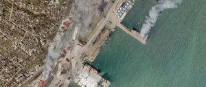 Dieses von Planet Labs PBC herausgegebene Satellitenfoto zeigt ein brennendes ukrainisches Marineschiff sowie ein brennendes nahe gelegenes Gebäude in der belagerten Stadt Mariupol.