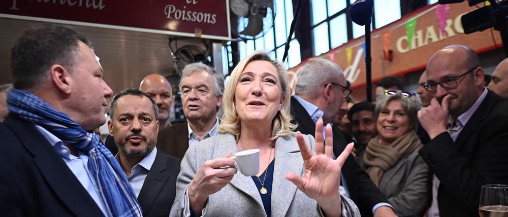 Wahlkampfendspurt: Präsidentin Marine Le Pen trinkt einen Espresso in der Markhalle von Narbonne.