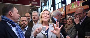 Wahlkampfendspurt: Präsidentin Marine Le Pen trinkt einen Espresso in der Markhalle von Narbonne.