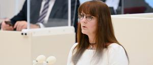 Katrin Lange (SPD), Brandenburger Ministerin der Finanzen und Europa, spricht im Landtag.