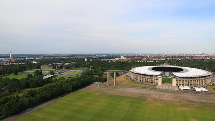 Blick vom Glockenturm über das Maifeld auf das Gelände vom Olympiapark (li.) und das Olympiastadion in Berlin-Charlottenburg.
Foto: Thilo Rückeis