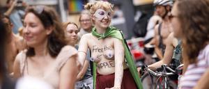 Eine Frau fordert bei einer Fahrraddemo mit dem Spruch Free the nipple das Recht für Frauen, ihren Oberkörper öffentlich frei zu...Foto: imago images/Futureimage