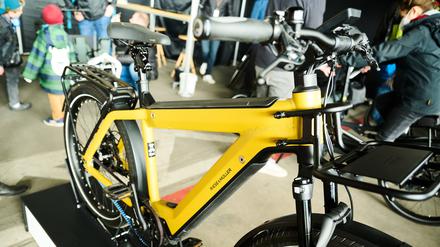 Das E-Bike „Supercharger“ der Firma Riese und Müller hat zwei Akkus und somit 1200 Watt. Auf der Fahrradmesse „Velo Berlin“ sind in einem Hangar und dem überwiegend überdachten Flugfeld auf dem Flughafen Tempelhof die neusten Fahrräder zu sehen.