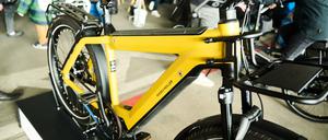 Das E-Bike „Supercharger“ der Firma Riese und Müller hat zwei Akkus und somit 1200 Watt. Auf der Fahrradmesse „Velo Berlin“ sind in einem Hangar und dem überwiegend überdachten Flugfeld auf dem Flughafen Tempelhof die neusten Fahrräder zu sehen.