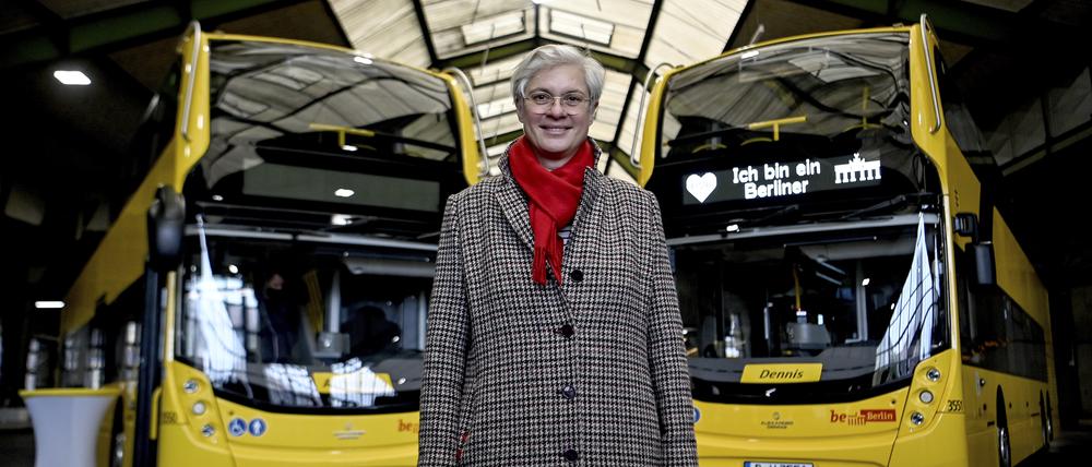 Eva Kreienkamp, Vorstandsvorsitzende der BVG, steht vor zwei Bussen vom Typ „Alexander Dennis Enviro500“.