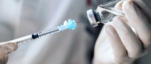 injecting injection vaccine vaccination medicine covid into a syringe woman nurse. Close-up, Model released Copyright: xPedroxMerinox