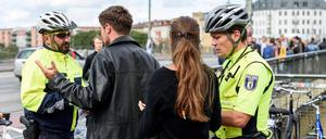 Polizisten der Fahrradstaffel kontrollieren auf der Warschauer Brücke.