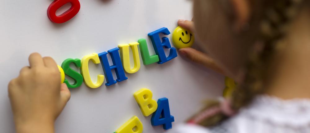 Eigentlich müssen Kinder, die weder eine Kita besuchen noch Deutsch können, vor der Einschulung an einer Sprachförderung teilnehmen. Doch dieses Ziel wird seit Jahren verfehlt – bis heute.