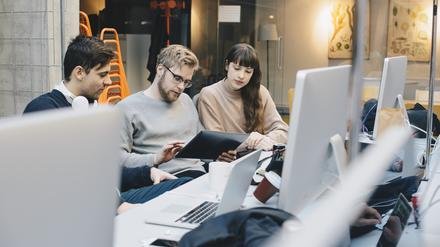 Experten gehen davon aus, dass besonders die Personalknappheit in der IT-Branche die Löhne treibt.