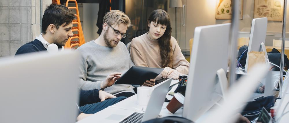 Experten gehen davon aus, dass besonders die Personalknappheit in der IT-Branche die Löhne treibt.