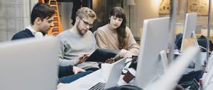 Experten gehen davon aus, dass besonders die Personalknappheit in der IT-Branche die Löhne treibt.