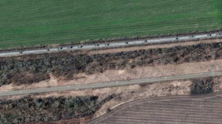 Dieses Satellitenbild zeigt den russischen Konvoi in der Gegend von Welykyj Burluk östlich von Charkiw.
