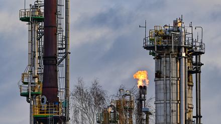 In der PCK-Raffinerie GmbH in Schwedt wird überschüssiges Gas in der Rohölverarbeitungsanlage verbrannt.