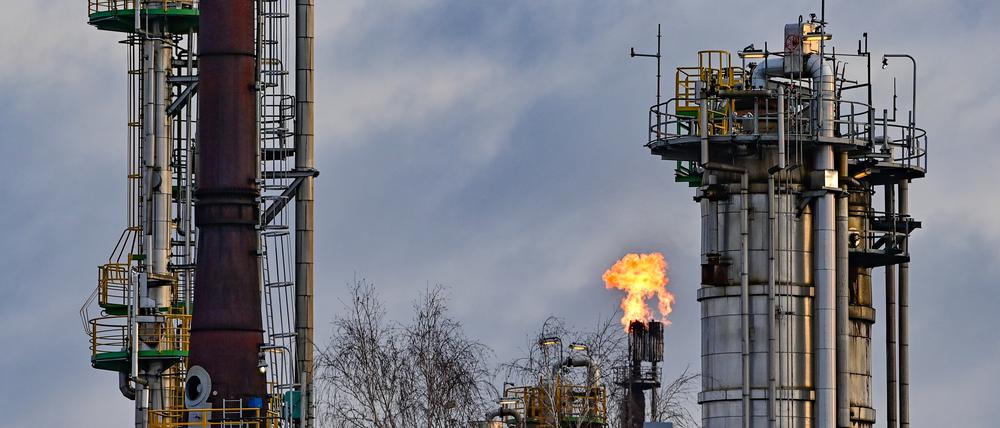 ARCHIV - 25.02.2022, Brandenburg, Schwedt: In der PCK-Raffinerie GmbH wird überschüssiges Gas in der Rohölverarbeitungsanlage verbrannt.
Die Raffinerie in Schwedt soll fast vollständig vom russischen Staatskonzern Rosneft übernommen werden - dies wird derzeit vom Wirtschaftsministerium überprüft. (zu dpa "Habeck will Abhängigkeit von russischem Konzern Rosneft beim Öl lösen") Foto: Patrick Pleul/dpa-Zentralbild/dpa +++ dpa-Bildfunk +++