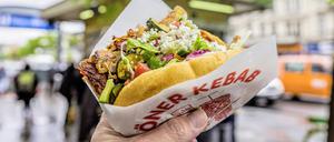 Food, Fastfood, Döner DEU Deutschland, Berlin, 26.04.2018: Mustafas Gemuese Kebap - in Berlin eine Institution, lange Schlangen bilden sich zu jeder Tages- und Nachtzeit. *** DEU Germany Berlin 26 04 2018 Mustafas Gemuese Kebap in Berlin an institution long lines form at any time of day or night