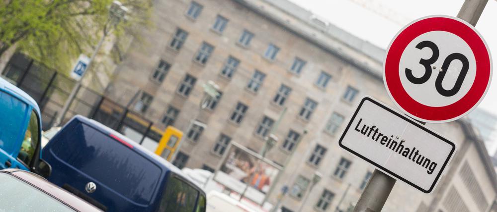 Tempolimit-Beschilderung auf der Leipziger Straße in Berlin.