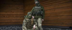 Zehntausende ukrainische Frauen kämpfen im Krieg.