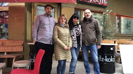 Lovelite-Betreiber Hauke Stiewe (v. l.), Deutschlehrerin Tetiana Maksymchuk, Geflüchtete Seda Gudemenko und Ideengeber Hendrik Schreuder stehen vor der Bar.