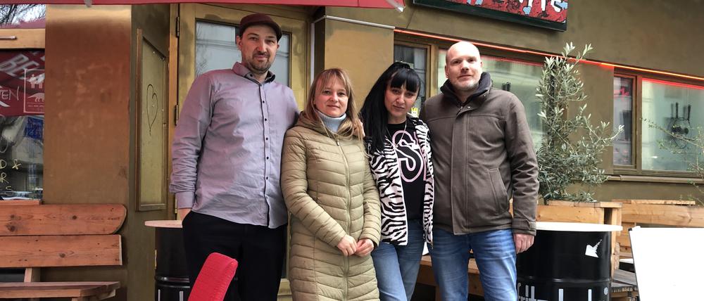 Lovelite-Betreiber Hauke Stiewe (v. l.), Deutschlehrerin Tetiana Maksymchuk, Geflüchtete Seda Gudemenko und Ideengeber Hendrik Schreuder stehen vor der Bar.