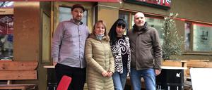 Lovelite-Betreiber Hauke Stiewe (v. l.), Deutschlehrerin Tetiana Maksymchuk, Geflüchtete Seda Gudemenko und Ideengeber Hendrik Schreuder stehen vor der Bar.