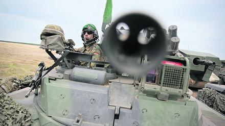 ARCHIV - Ein deutscher Soldat schaut am 18.06.2015 auf einem Truppenübungsplatz in der Nähe des polnischen Ortes Sagan nach der ersten Übung zur Verlegung der Nato-Speerspitze - Noble Jump - aus einer Luke eines Schützenpanzers Marder. Foto: Kay Nietfeld/dpa (zu dpa «Aufmarsch von 36 000 Nato-Soldaten - Großmanöver in Südeuropa» vom 27.09.2015) +++(c) dpa - Bildfunk+++ | Verwendung weltweit