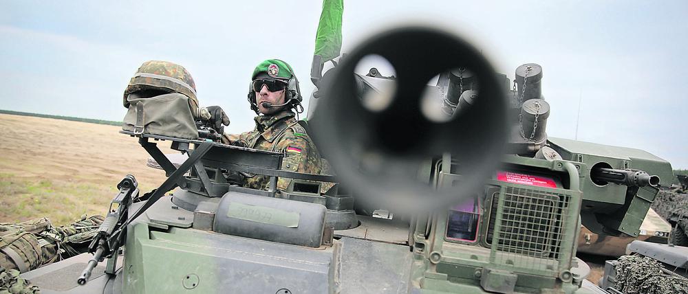 ARCHIV - Ein deutscher Soldat schaut am 18.06.2015 auf einem Truppenübungsplatz in der Nähe des polnischen Ortes Sagan nach der ersten Übung zur Verlegung der Nato-Speerspitze - Noble Jump - aus einer Luke eines Schützenpanzers Marder. Foto: Kay Nietfeld/dpa (zu dpa «Aufmarsch von 36 000 Nato-Soldaten - Großmanöver in Südeuropa» vom 27.09.2015) +++(c) dpa - Bildfunk+++ | Verwendung weltweit