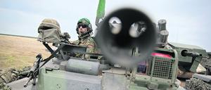 ARCHIV - Ein deutscher Soldat schaut am 18.06.2015 auf einem Truppenübungsplatz in der Nähe des polnischen Ortes Sagan nach der ersten Übung zur Verlegung der Nato-Speerspitze - Noble Jump - aus einer Luke eines Schützenpanzers Marder. Foto: Kay Nietfeld/dpa (zu dpa «Aufmarsch von 36 000 Nato-Soldaten - Großmanöver in Südeuropa» vom 27.09.2015) +++(c) dpa - Bildfunk+++ | Verwendung weltweit