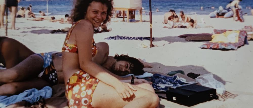 Gitte und Gerd verlieben sich im Sommer 1974 am Strand von Bulgarien.