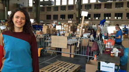 In drei Schichten sortieren und verpacken Freiwillige jeden Tag im Hangar 1 die gesammelten Spenden, erzählt Mitarbeiterin Ina Pfingst.
