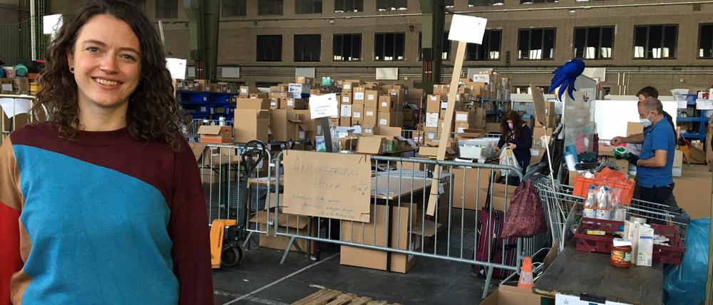 In drei Schichten sortieren und verpacken Freiwillige jeden Tag im Hangar 1 die gesammelten Spenden, erzählt Mitarbeiterin Ina Pfingst.