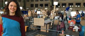 In drei Schichten sortieren und verpacken Freiwillige jeden Tag im Hangar 1 die gesammelten Spenden, erzählt Mitarbeiterin Ina Pfingst.
