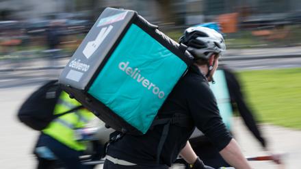 Ein Fahrer mit einer Deliveroo-Auslieferungsbox in Berlin.